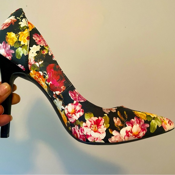 Worn once! 80$ RARE GUESS pumps.These are for a balanced somebody that’s not me! - Picture 1 of 4